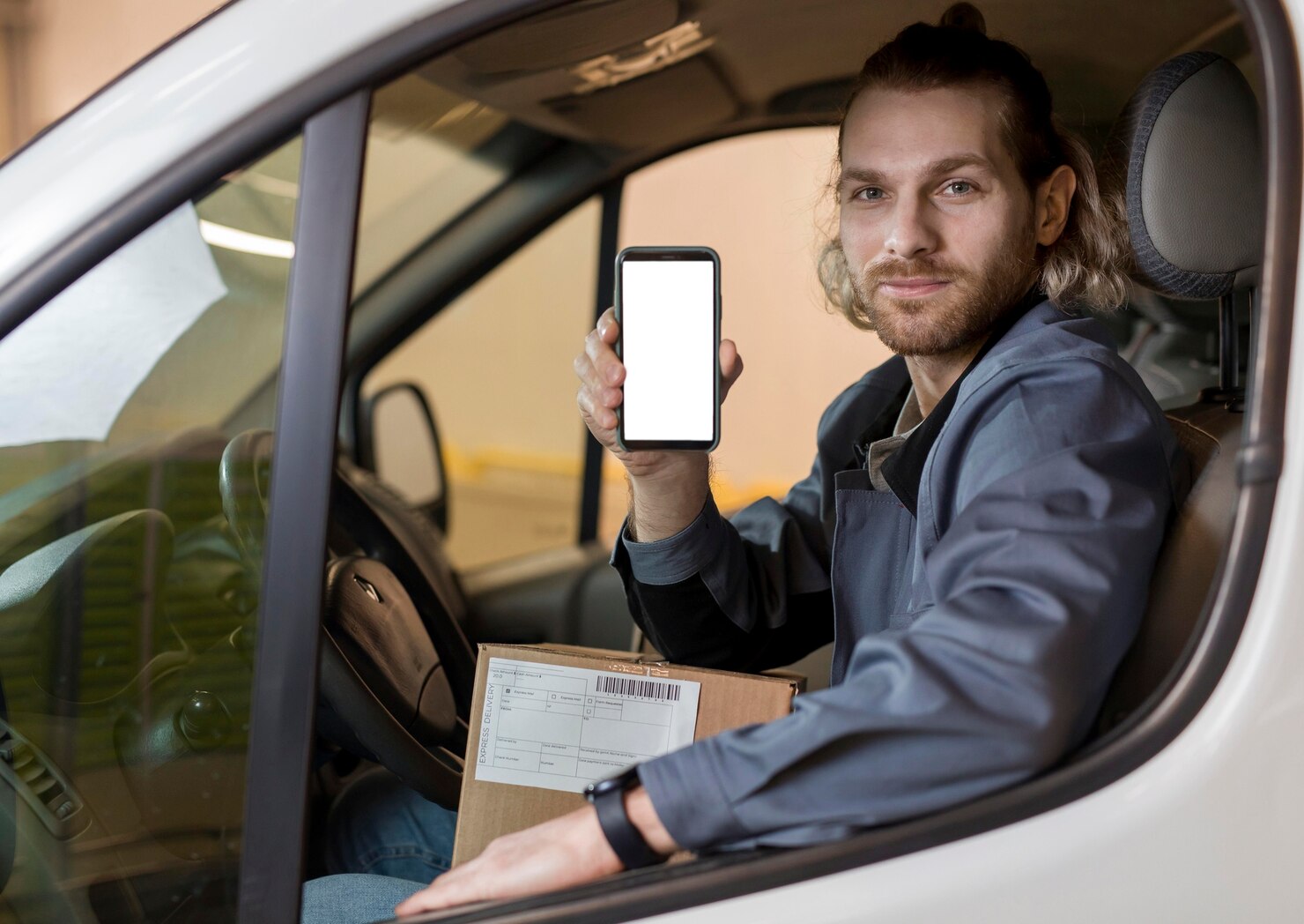 hombre tiro medio telefono inteligente 23 2148943303